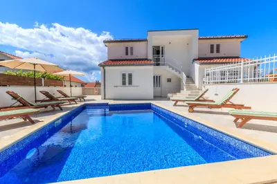 Bazen u objektu Villa Katarina ili u blizini