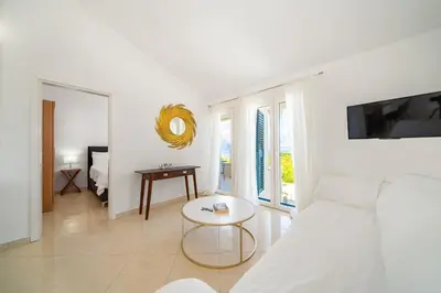 TV i/ili zabavni centar u objektu Villa Levante Apartments, quiet location and close to beach, only 300 m from sea