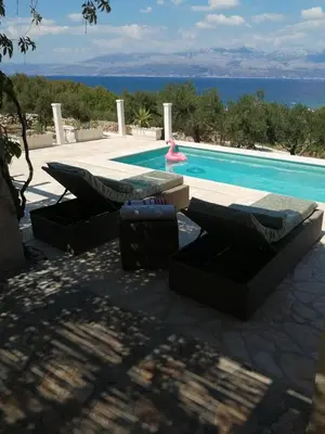 Bazen u objektu Maslina House ili u blizini
