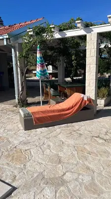 Popločani dio dvorišta ili vanjski dio objekta Maslina House