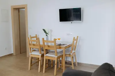TV i/ili zabavni centar u objektu Apartments Piscina-Blue
