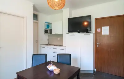 Kuhinja ili čajna kuhinja u objektu 2 Bedroom Awesome Apartment In Sutivan