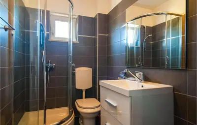 Kupaonica u objektu 2 Bedroom Awesome Apartment In Sutivan