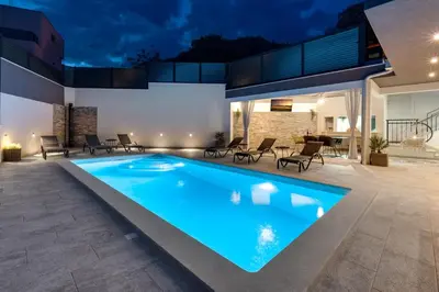 Bazen u objektu Villa Stella with 32 sqm private heated pool Jacuzzi Sauna Media room 3 bedrooms ili u blizini