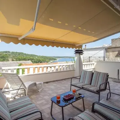 3 Bedroom Cozy Home In Povlja
