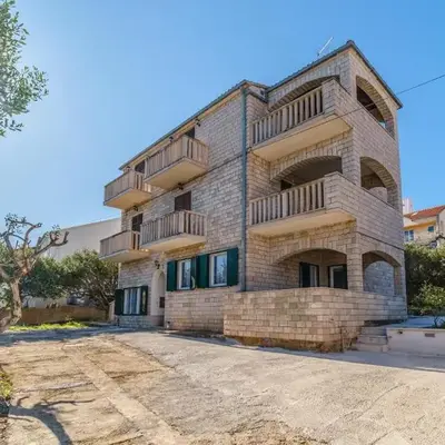 Apartments with parking space Supetar
