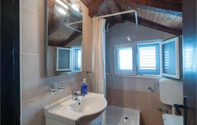Kupaonica u objektu Beach Front Home In Splitska With House Sea View