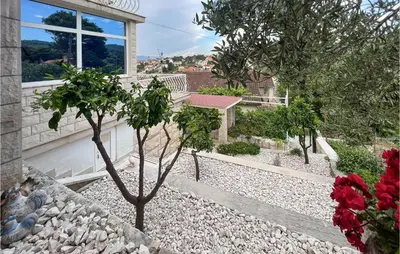 Vrt u objektu Beach Front Home In Splitska With House Sea View