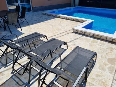 Bazen u objektu Apartment Gajo with swimming pool near Split ili u blizini