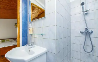 Kupaonica u objektu Beautiful Apartment In Podstrana