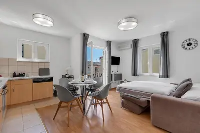 Kuhinja ili čajna kuhinja u objektu Near The Beach Luxury Apt Matteo