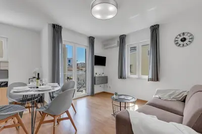 TV i/ili zabavni centar u objektu Near The Beach Luxury Apt Matteo