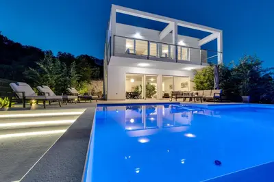 Bazen u objektu Seaview Villa ABA with 38sqm heated infinity pool, 4 bedrooms, Media room, 150m from sea ili u blizini