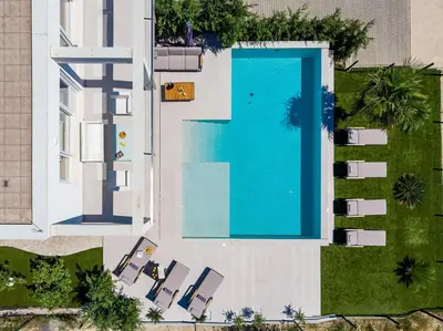Bazen u objektu Seaview Villa ABA with 38sqm heated infinity pool, 4 bedrooms, Media room, 150m from sea ili u blizini