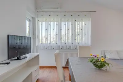 TV i/ili zabavni centar u objektu Pikolo Apartments Omiš