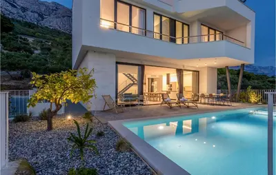 Bazen u objektu Luxurious Home In Brela ili u blizini