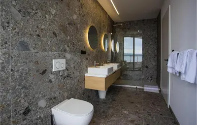 Kupaonica u objektu Luxurious Home In Brela