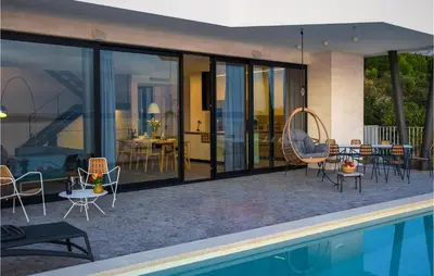 Bazen u objektu Luxurious Home In Brela ili u blizini