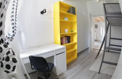 Knjižnica u apartmanu