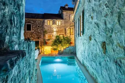 Bazen u objektu Dvor Pitve Villas ili u blizini
