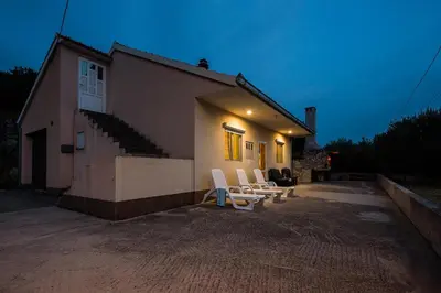 Zgrada u kojoj se nalazi vikendica