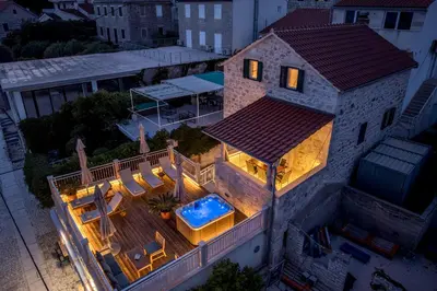 Bazen u objektu Seafront Villa Denis ili u blizini