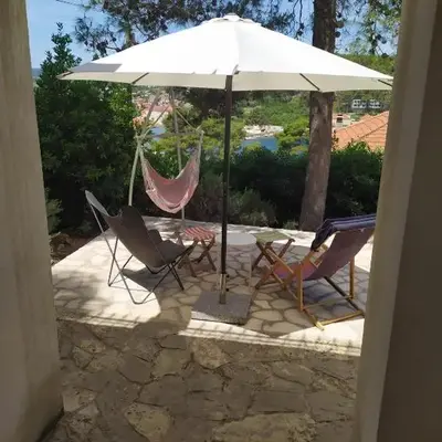 Cozy Jelsa apartment in the shade of the pines.