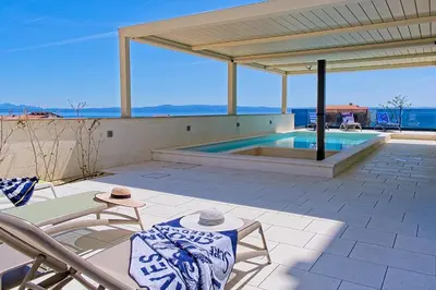 Bazen u objektu Exclusive Makarska Apartment Aurora ili u blizini