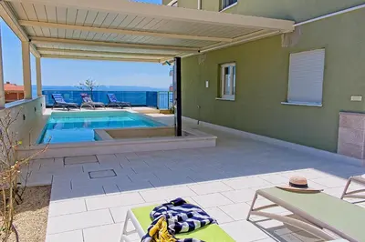 Bazen u objektu Exclusive Makarska Apartment Aurora ili u blizini
