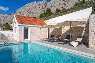 Bazen u objektu Villa KING with private pool with hydromassage, 4 bedrooms, 3km from sea and town Omiš ili u blizini