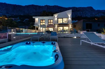 Pogled na planine ili pogled na planine iz vila
