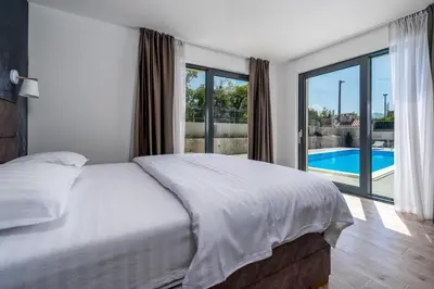 Bazen u objektu Stylish Villa Neven with 44sqm heated private pool, 4 en-suite bedrooms, 2 living and dining areas, wine cellar ili u blizini