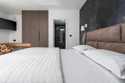 Krevet ili kreveti u jedinici u objektu Stylish Villa Neven with 44sqm heated private pool, 4 en-suite bedrooms, 2 living and dining areas, wine cellar