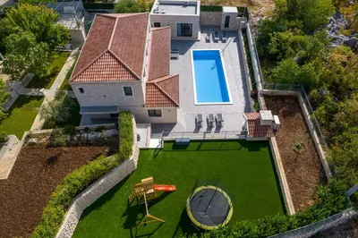 Bazen u objektu Stylish Villa Neven with 44sqm heated private pool, 4 en-suite bedrooms, 2 living and dining areas, wine cellar ili u blizini