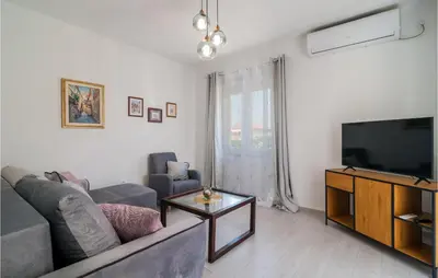 TV i/ili zabavni centar u objektu 2 Bedroom Beautiful Apartment In Supetar