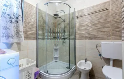 Kupaonica u objektu 3 Bedroom Lovely Home In Blato Na Cetini