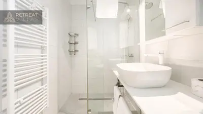 Kupaonica u objektu Villa Eleona with private pool and garden