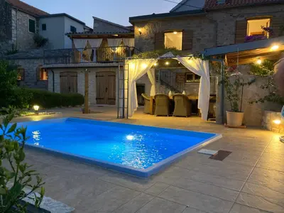 Bazen u objektu Il Melograno Vrbanj Hvar ili u blizini