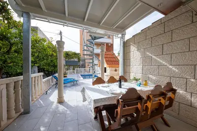 Bazen u objektu Apartmani Jakov I ili u blizini