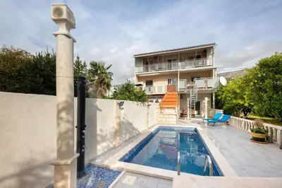 Bazen u objektu Apartmani Jakov I ili u blizini