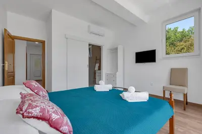 TV i/ili zabavni centar u objektu Charming holiday home Dolac in rural area with pool