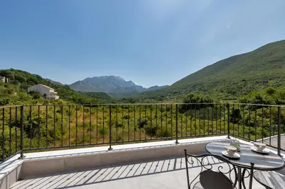 Pogled na planine ili pogled na planine iz vikendica