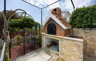 Vrt u objektu Beautiful Home In Marusici Omis With Wifi