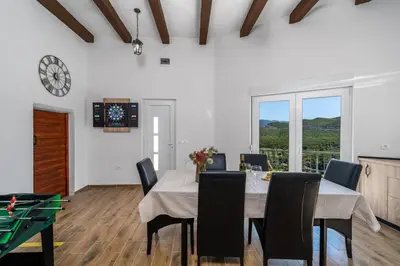 TV i/ili zabavni centar u objektu Villa Neda Heated Pool, Hot-tub, Sauna, 3 bedrooms