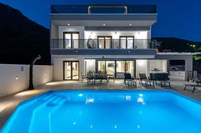 Bazen u objektu Villa Neda Heated Pool, Hot-tub, Sauna, 3 bedrooms ili u blizini