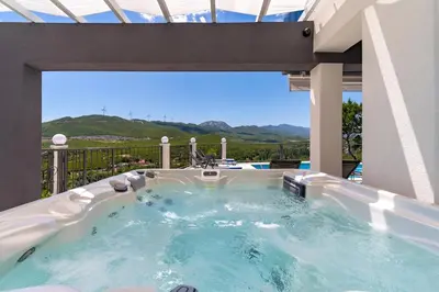 Pogled na planine ili pogled na planine iz vila