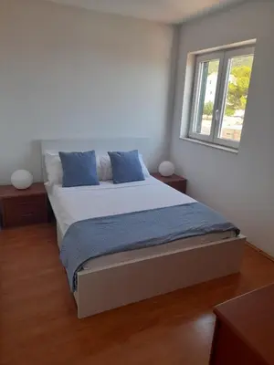 Krevet ili kreveti u jedinici u objektu Lovely 2-bed apartment with balcony/free parking.