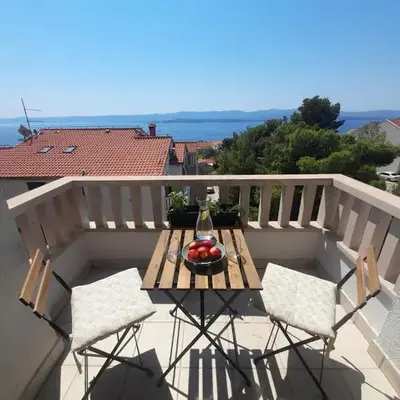 Lovely 2-bed apartment with balcony/free parking.