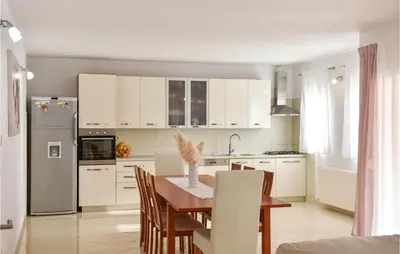 Kuhinja ili čajna kuhinja u objektu Stunning Home In Tugare