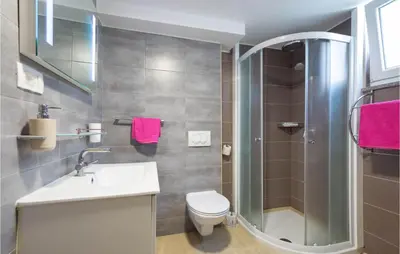 Kupaonica u objektu Cozy Home In Srinjine